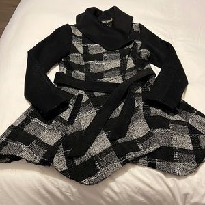 Laundry coat. Black and white Checked snap and tie closure